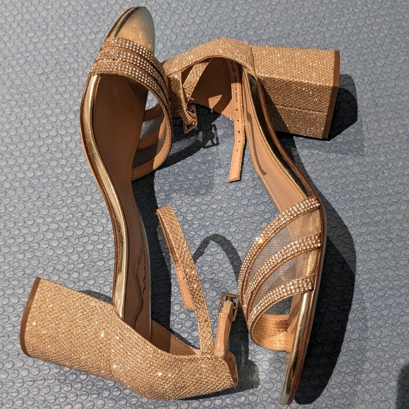 FREE With Any Lehenga Purchase!! Nagida Gold Textured Nina Block Heels Size 8.5M - Picture 3 of 8